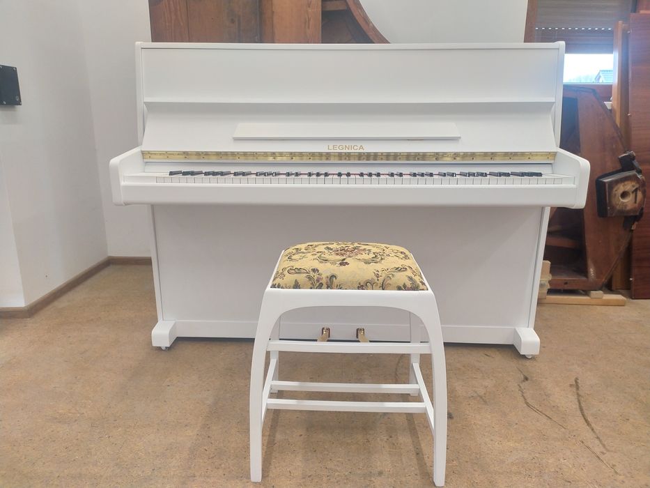 Białe pianino Legnica