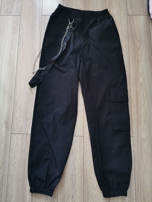 Spodnie z ozdobnym łańcuchem