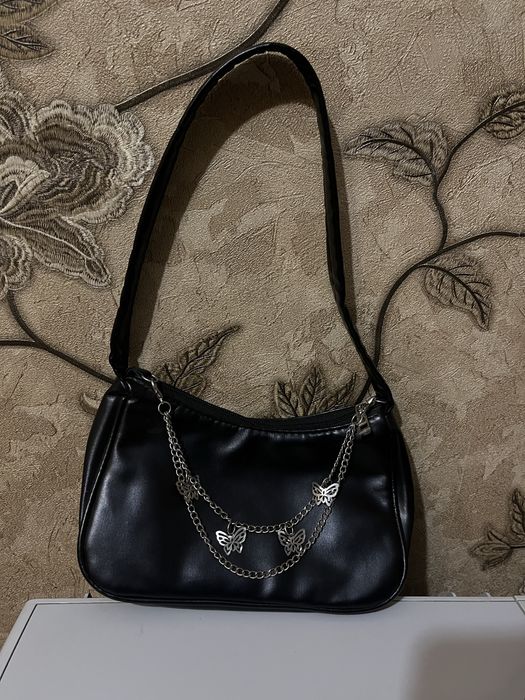 Сумочка чорна з метеликами