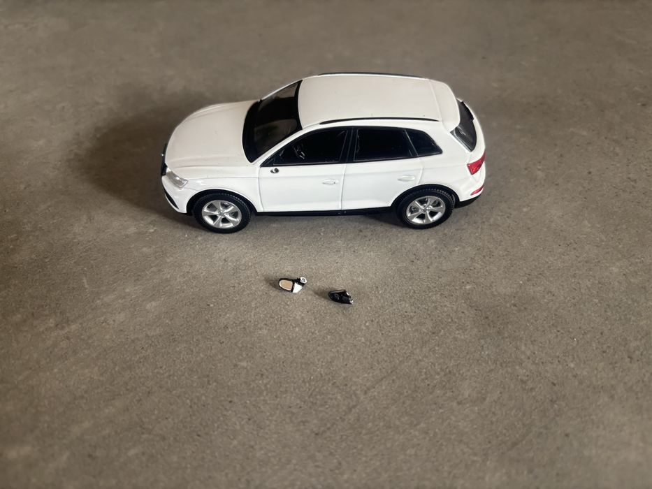 Model iScale skala 1/43 Audi Q5 uszkodzony