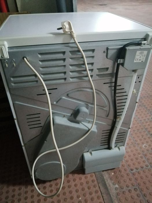 Secadora de roupa 7Kg, marca Ariston. De condensação, depósito 5litros