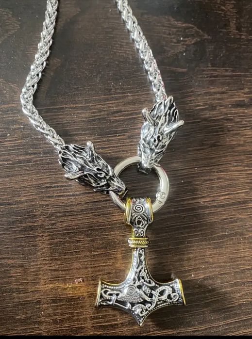 Męski Naszyjnik W Stylu Vintage Z Głową Wilka I Młotkiemi