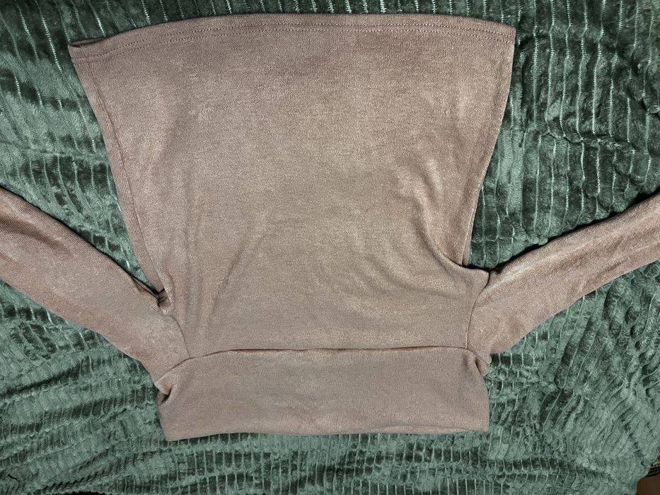 Жіноча кофта з опущеними плечима