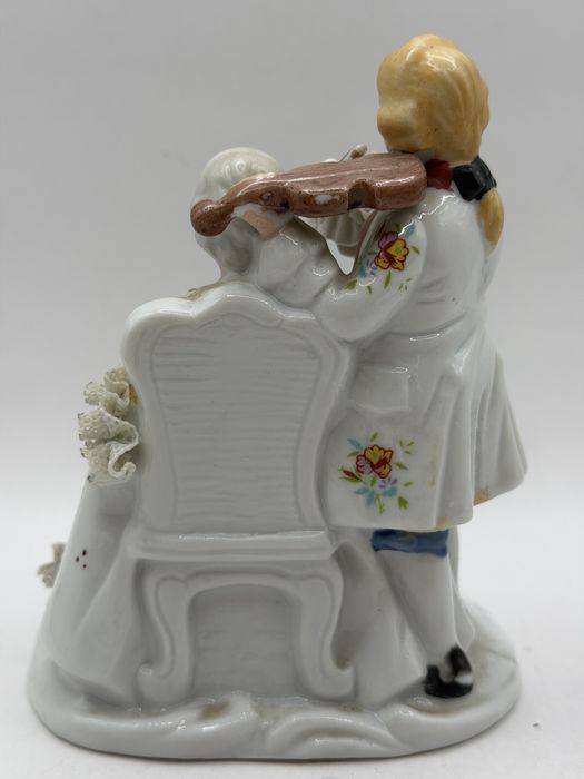 Porcelanowa figurka przedstawiająca parę muzyków w stylu rokoko