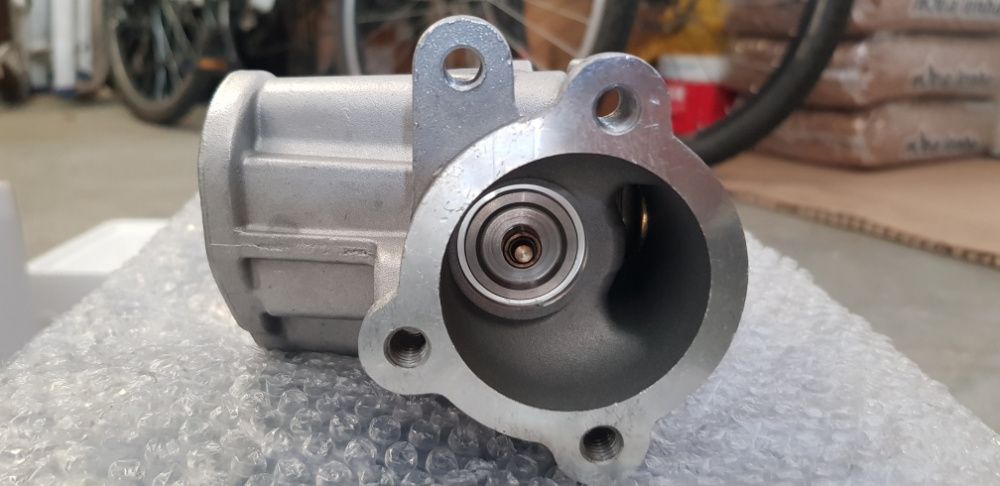 Válvula EGR nova na respetiva caixa.