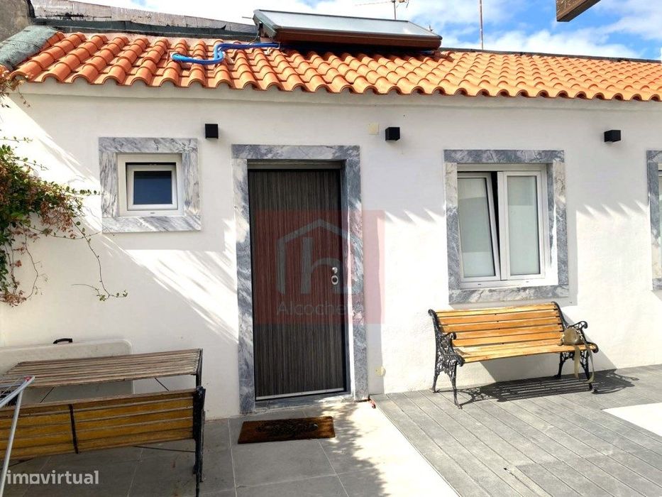 Moradia térrea T2 com logradouro e piscina em Alcochete.