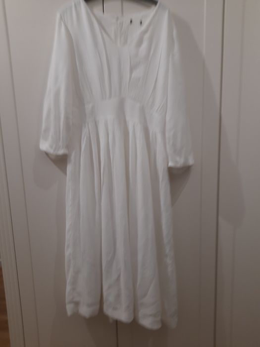 Białą sukienka firmy solar