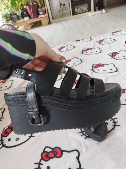 Sandałki na platformie Stradivarius