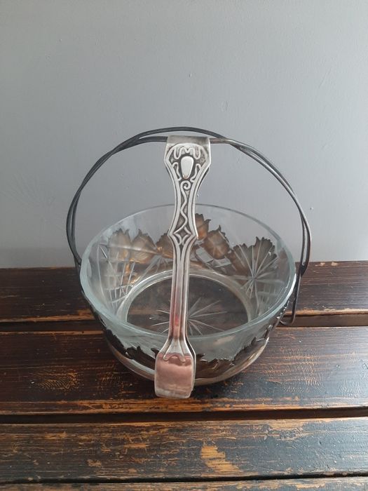 Pięknie zdobiona cukiernica hefra z posrebrzanymi szczypcami