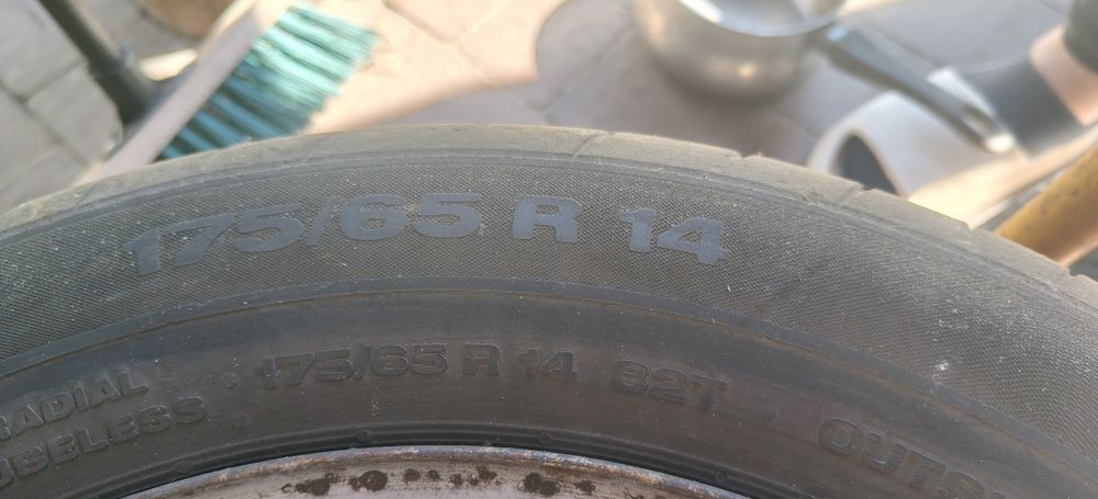 Opony i kołpaki do Toyoty Yaris 1 półka i  dywaniki