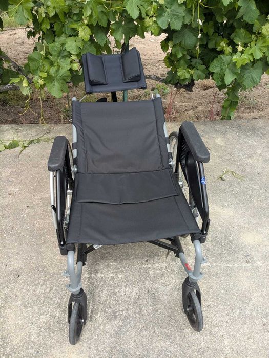 Cadeira de rodas com apoio cabeça