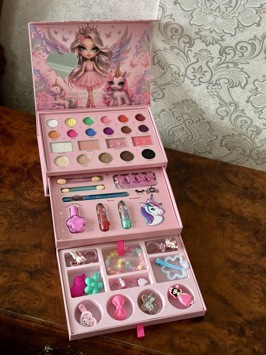 Набір дитячої косметики для макіяжу та манікюру, прикраси.