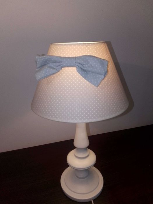 Lampa biała z kokardą abażur w kropki