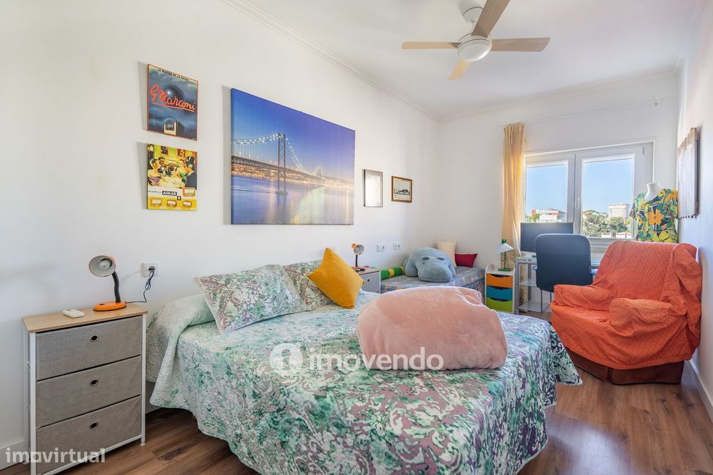 Apartamento T3+1 com áreas amplas e cozinha equipada, no Lumiar