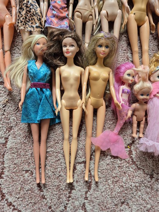 Лот іграшкових ляльок