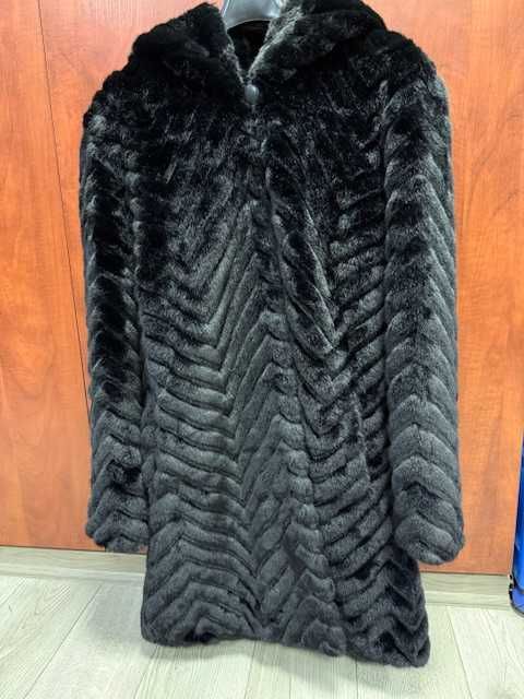 Czarne futro damskie z paskiem i kapturem Ochnik L