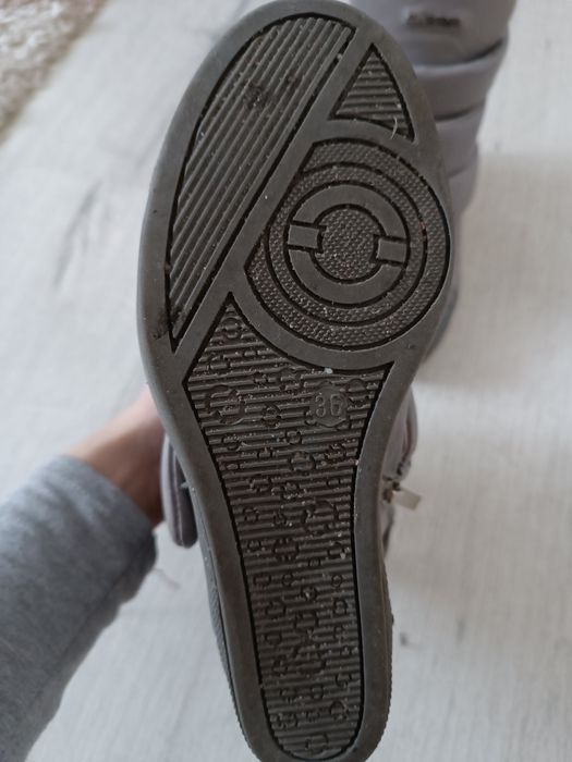 Botki na koturny szare Carinii