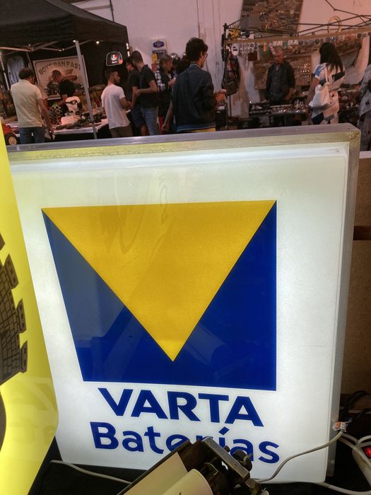 Reclame luminoso 2 faces publicidade “Varta Baterias” a funcionar