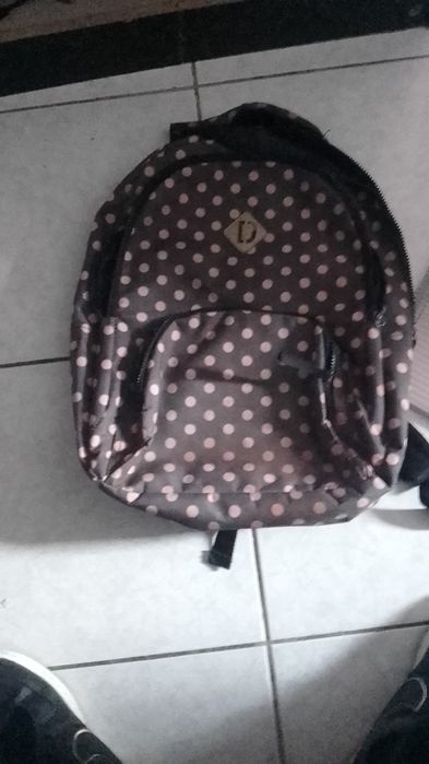 Mochila com 4 compartimentos e um caderno