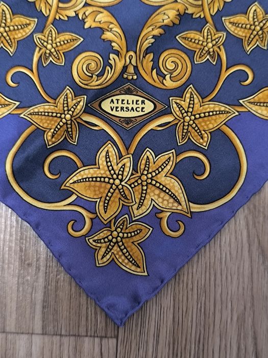 Вінтажний шарф Atelier Versace Італія 
Розмір 85*86 см.