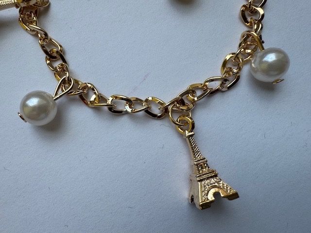 Подарок из Парижа - золотистый браслет с шармами Эйфелева башня