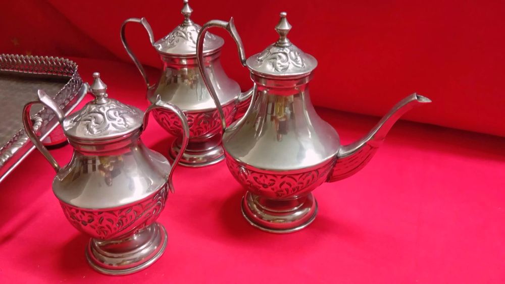 Conjunto de tabuleiro e bules em casquinha