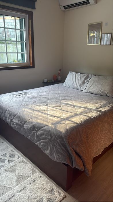 Cama mesinhas cabeceira e comoda