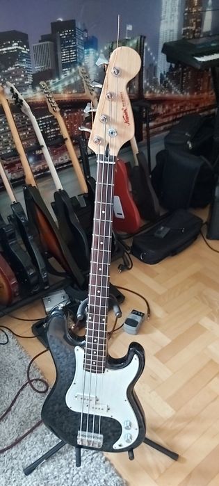 Gitara basowa z pokrowcem