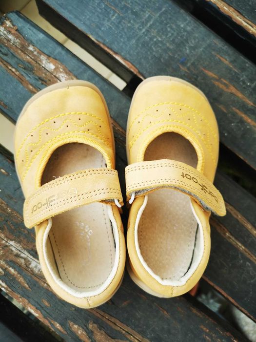 sapatos amarelos criança tamanho 25 bar3foot em caixa