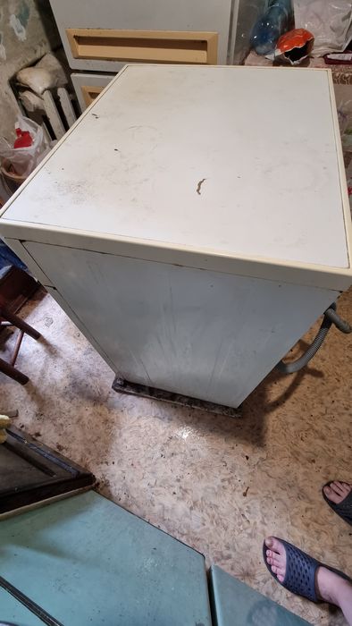 Пральна машинка Whirlpool працює