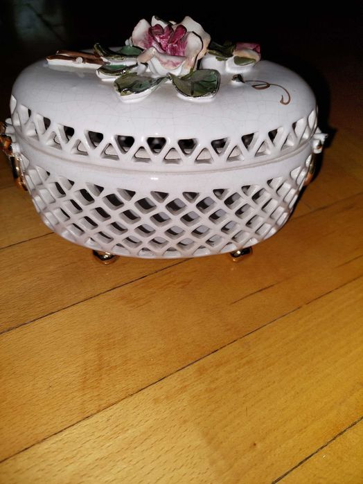 figurka porcelanowa pudełeczko na kosztowności