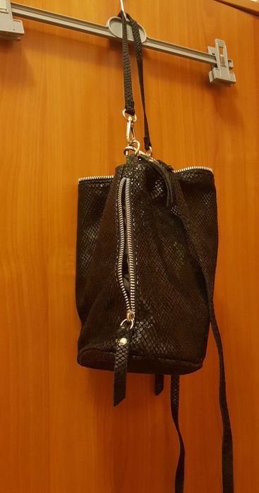 Torebka damska/dziewczęca, czarna, lakierowana, do ręki i na ramię.