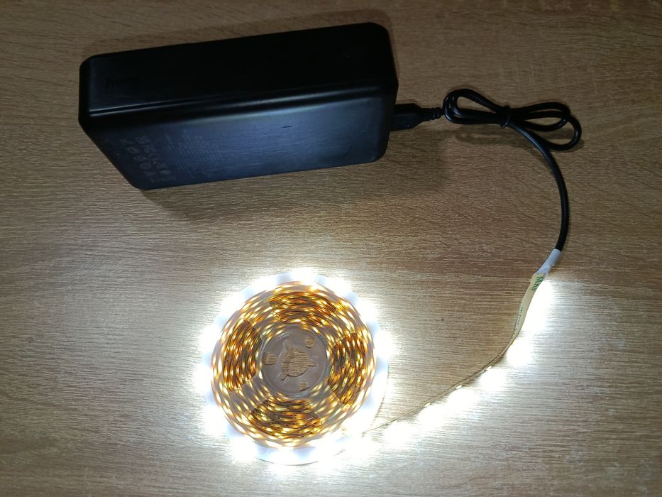 Світлодіодна стрічка працює від павербанка