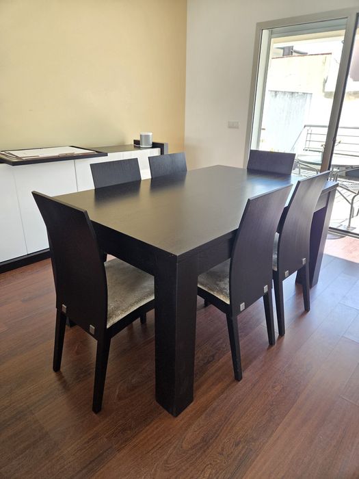 Mesa de sala, 6 cadeiras, aparador. Vendido em conjunto ou separado