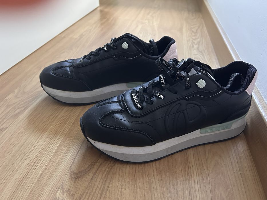 Tenis pretos pepe jeans pele