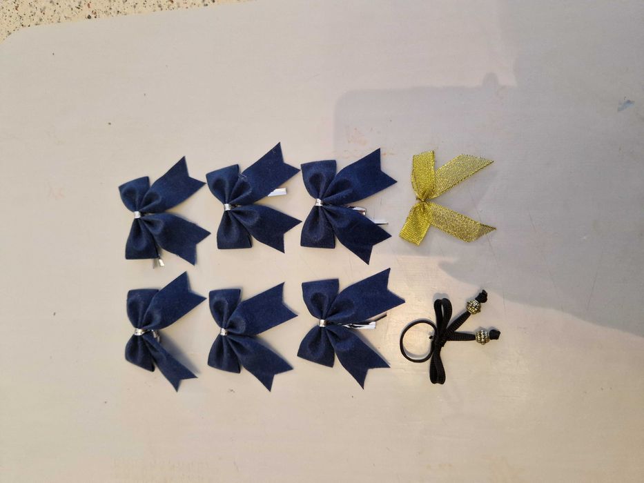 Бантики синие жёлтые черные.