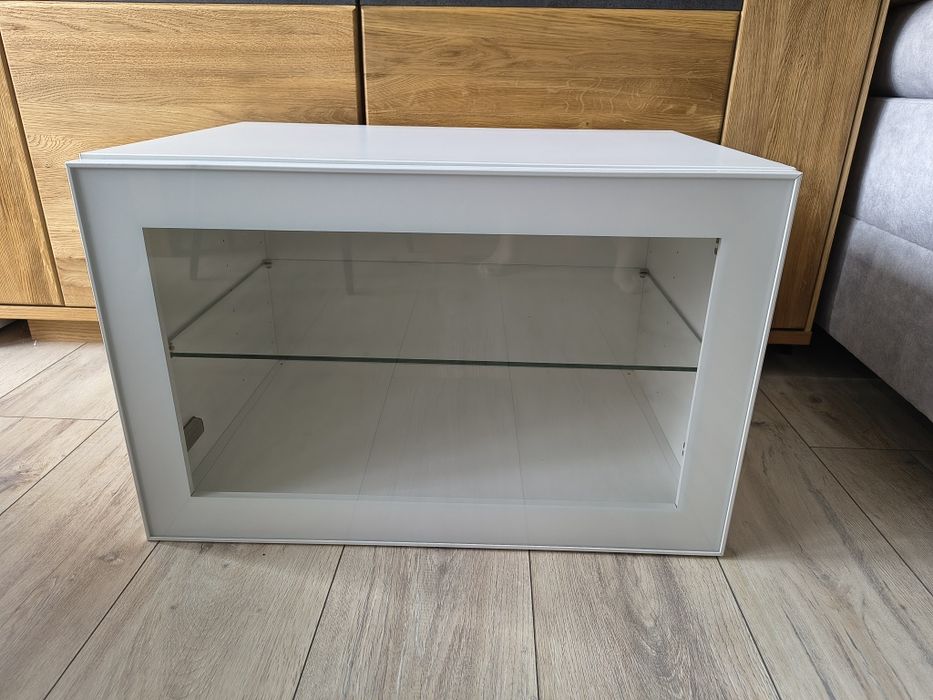 Biała szafka IKEA Besta ze szklanymi drzwiami Glassvik