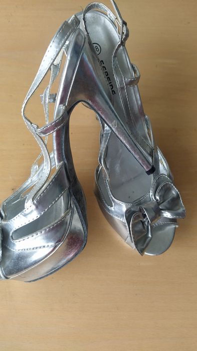 Sapatos prateado