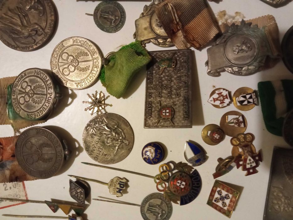 Cerca de 130 medalhas, pins e publicidade antiga