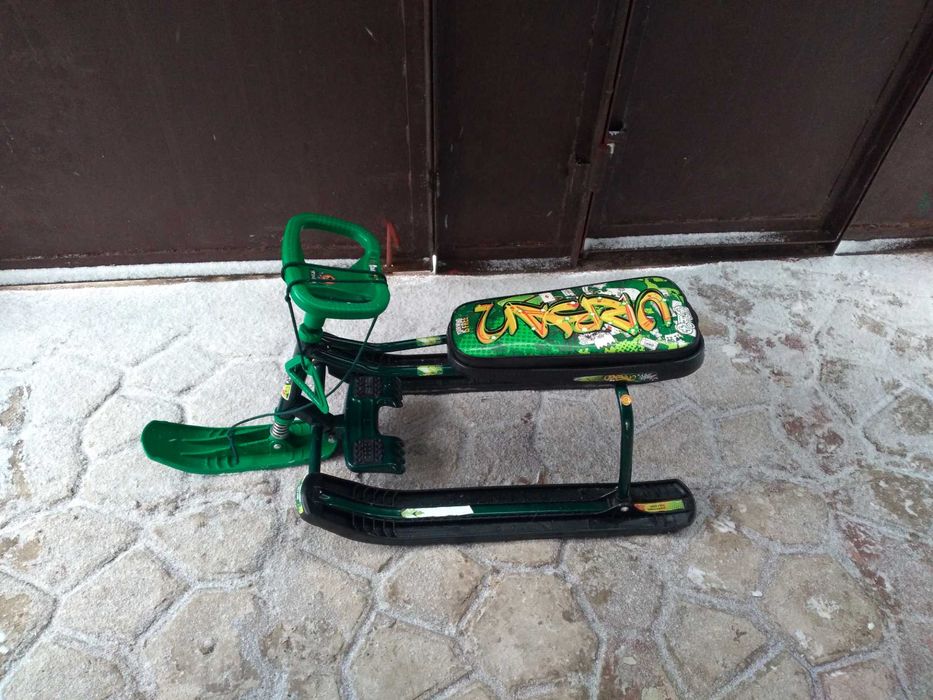 Продам  санки с рулем детские  снегокат