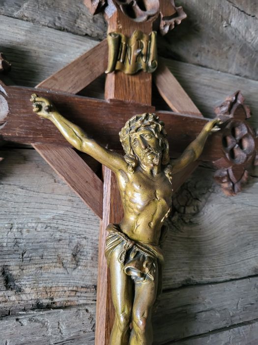 Rzeźbiony drewniany krzyż neogotycki kropielnica do kościoła