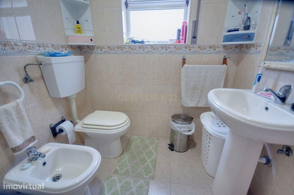 Prédio - Apartamento + Espaço Comercial - Centro Histórico da Nazaré