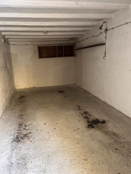 Garaż murowany koło Galerii Graffika