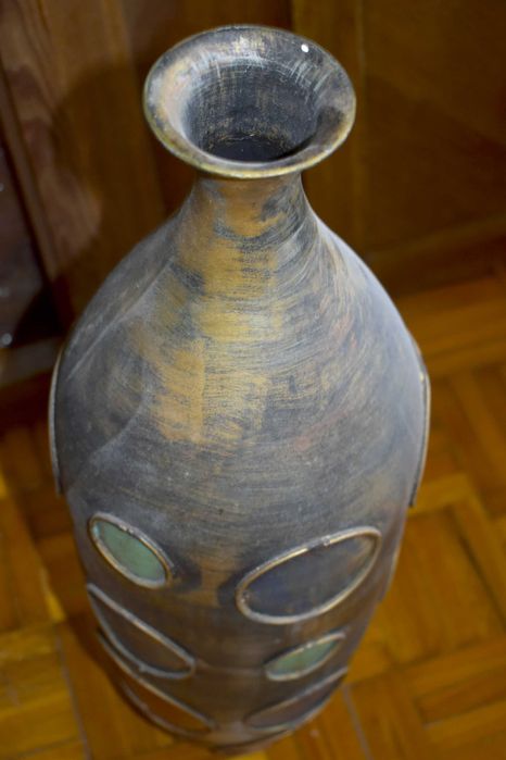 Vaso decorativo em metal entalhado com asas