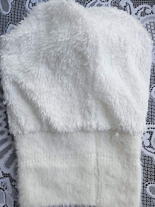 Biała czapka zimowa