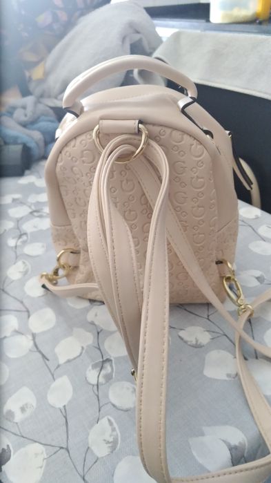 Mala da Guess da para usar como carteira e mochila