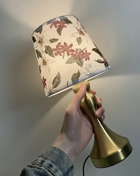 Candeeiro com luz led para pequeno espaço512977435991091202