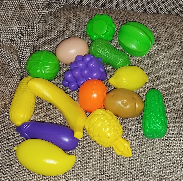 Овочі та фрукти в корзині