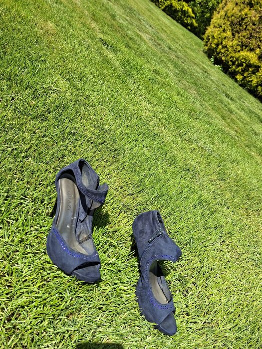 Granatowe buty na 11,5cm obcasie z błyszczącymi chabrowymi  zdobieniami