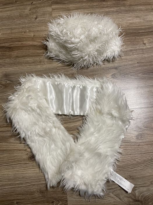 Biała futrzasta czapka z białym futrzastym szalikiem
